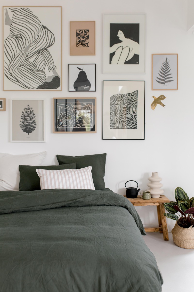 Décoration chaleureuse pour une chambre blanche