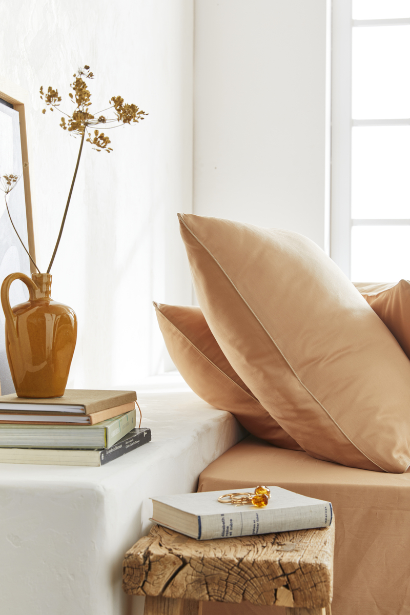 Du linge coloré dans une chambre blanche