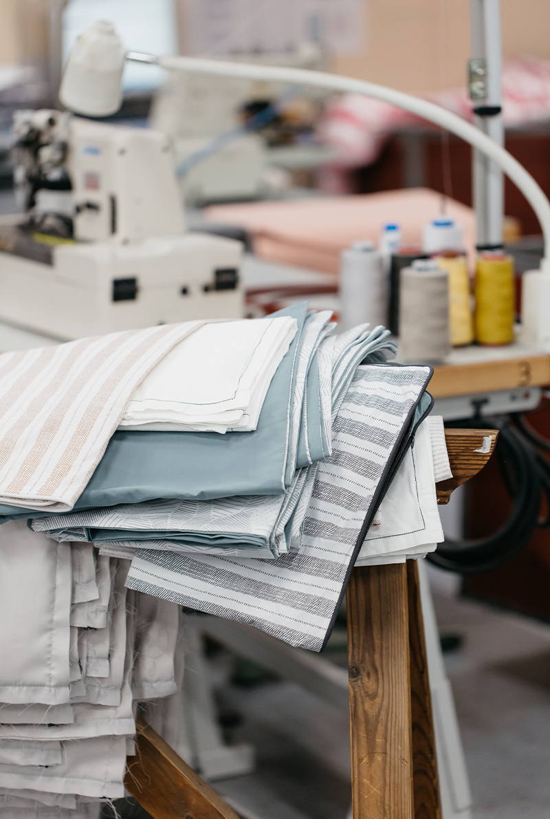 Pile de linge de maison dans l'atelier