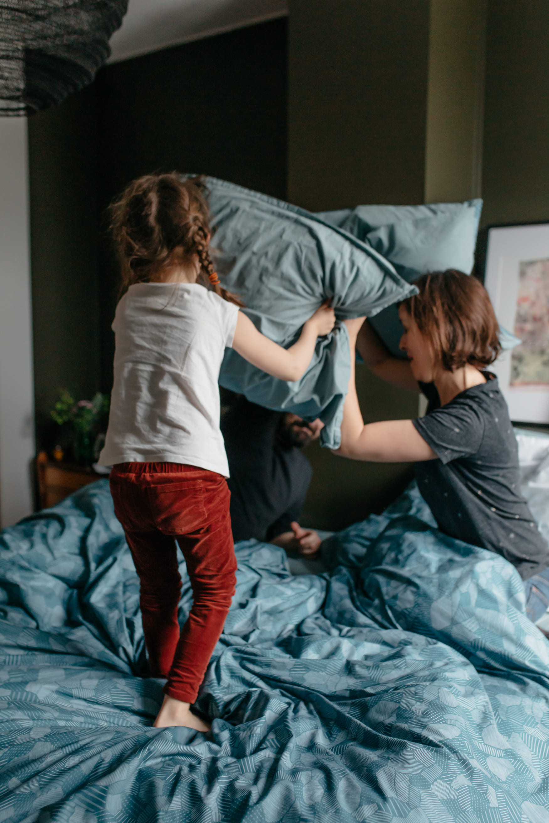 Bataille d'oreiller en famille