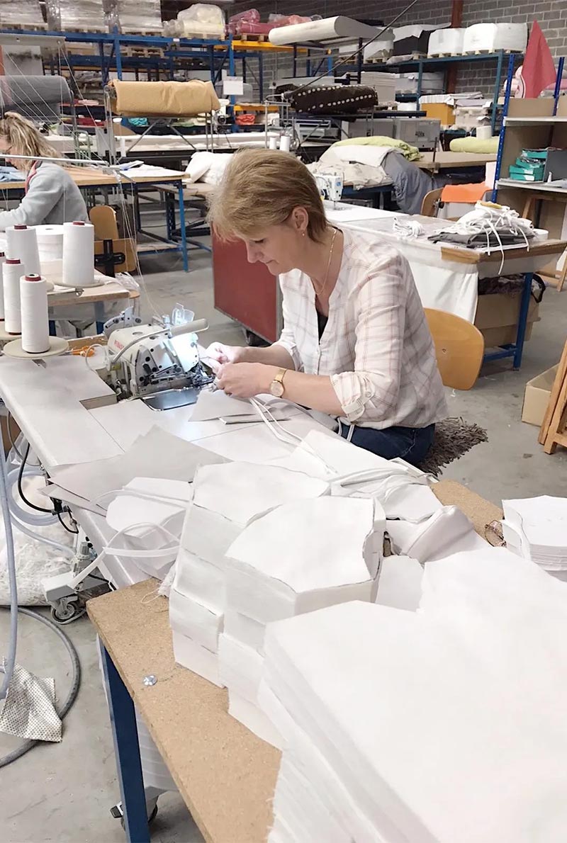 Couturière en pleine fabrication de masques contre le Covid 19