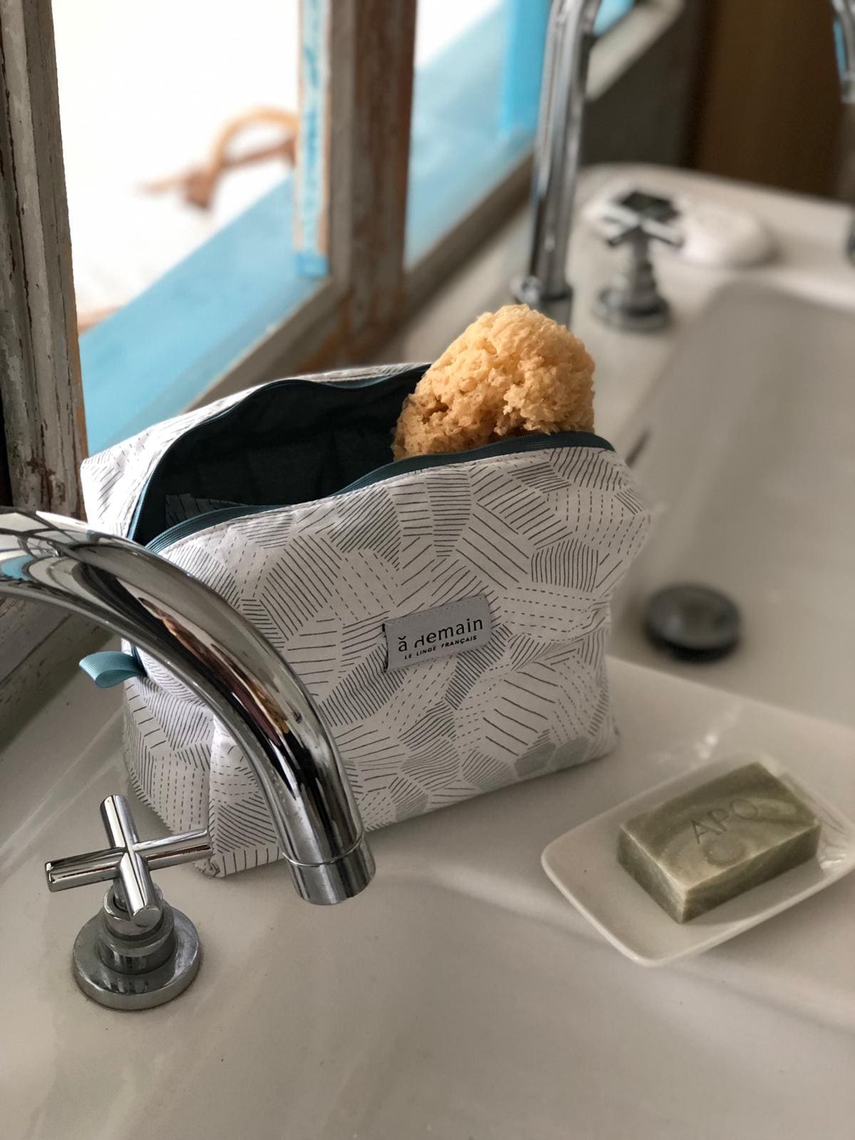 Trousse de toilette au bord du lavabo