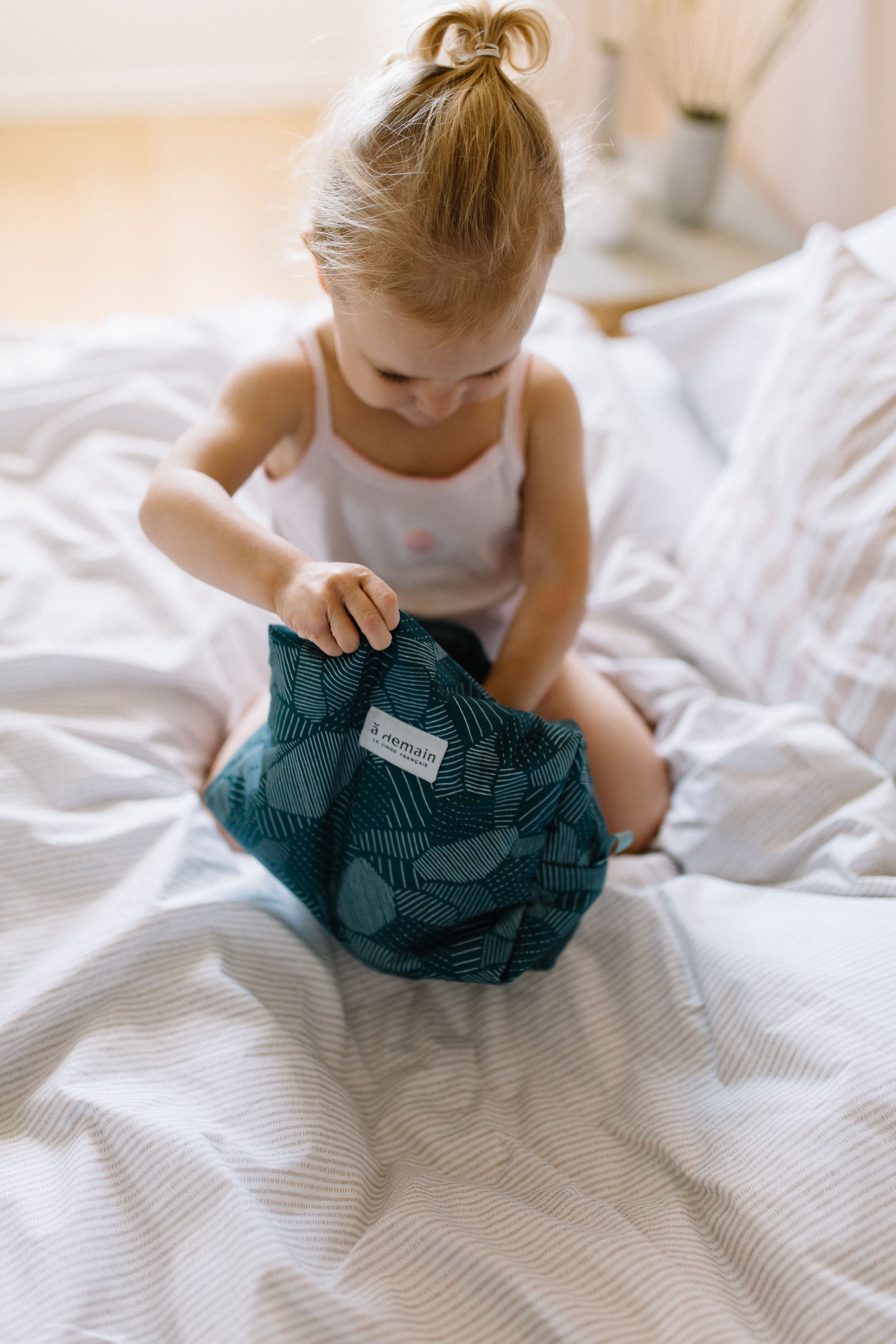 Petite fille et sa trousse de toilette 