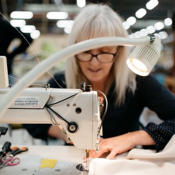 Couturière dans l'atelier de Nieppe